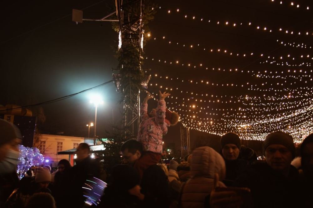 Как в Киеве зажигали главную елку страны: фоторепортаж с Софийской площади 13