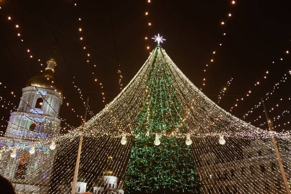 Как в Киеве зажигали главную елку страны: фоторепортаж с Софийской площади 14