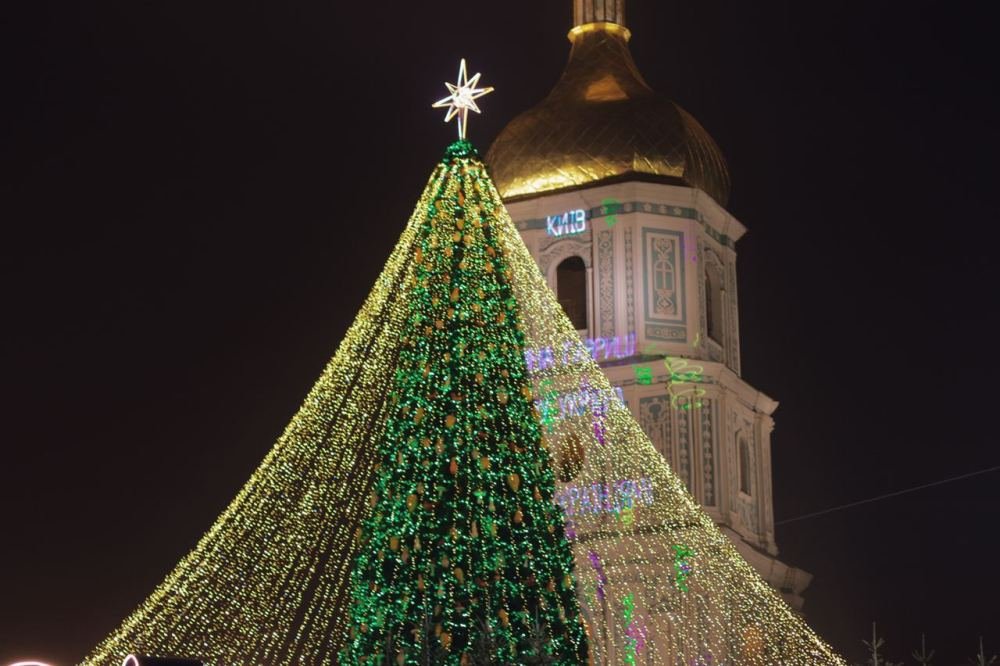 Как в Киеве зажигали главную елку страны: фоторепортаж с Софийской площади 19