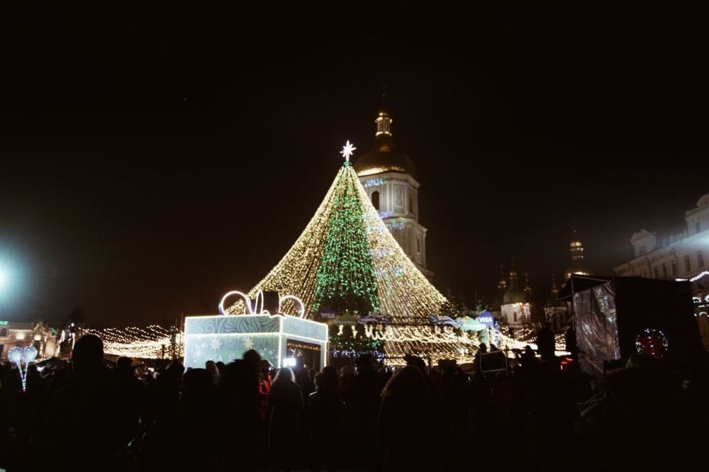 Как в Киеве зажигали главную елку страны: фоторепортаж с Софийской площади 20
