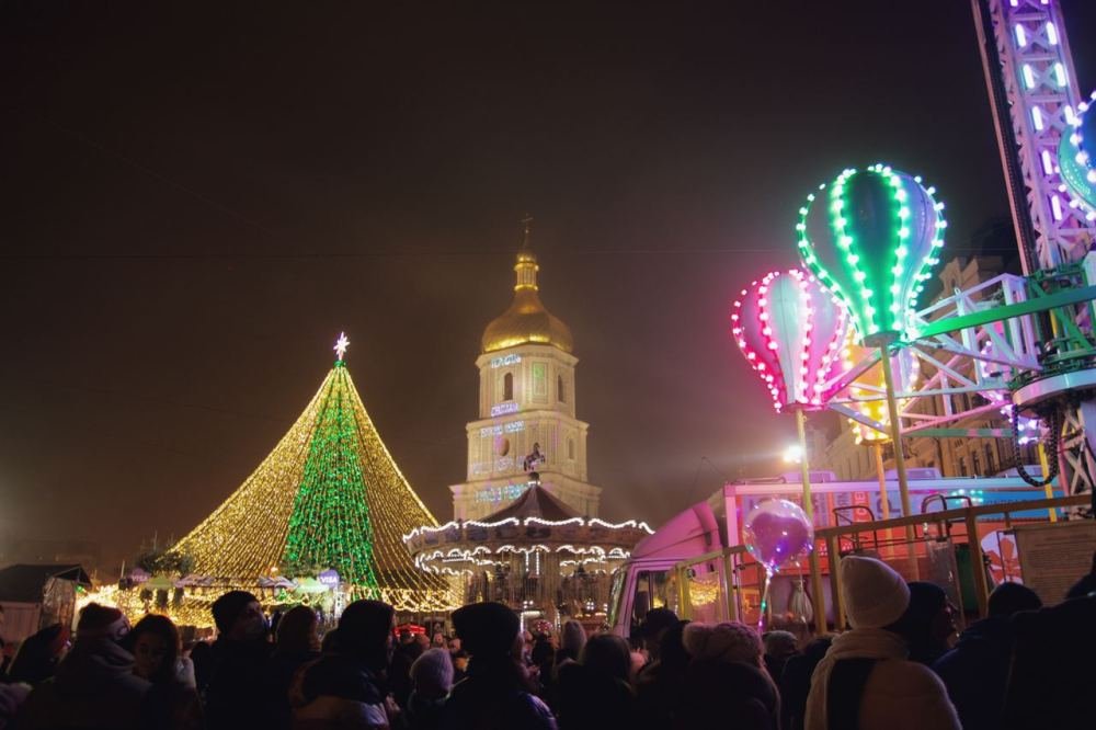 Как в Киеве зажигали главную елку страны: фоторепортаж с Софийской площади 22