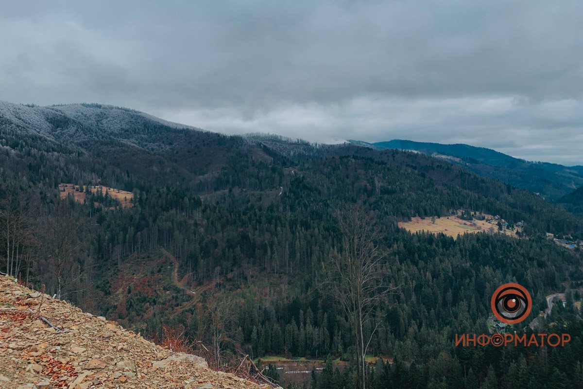 Вид со смотровой площадки на горе Погар, куда совсем недавно проложили грунтовую дорогу. Теперь на локацию можно доехать на джипе