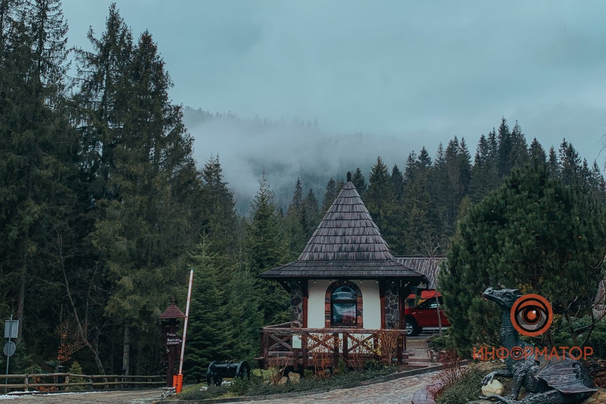 Вид на горы со стороны одного из отелей Славского