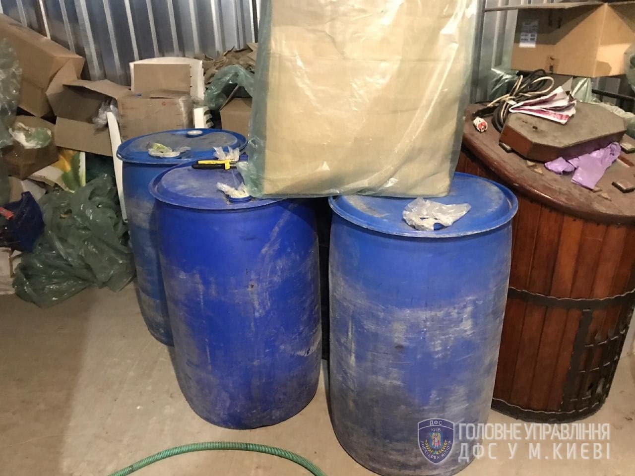 В Киеве подпольно изготовляли алкоголь и маскировали его под известные бренды 1