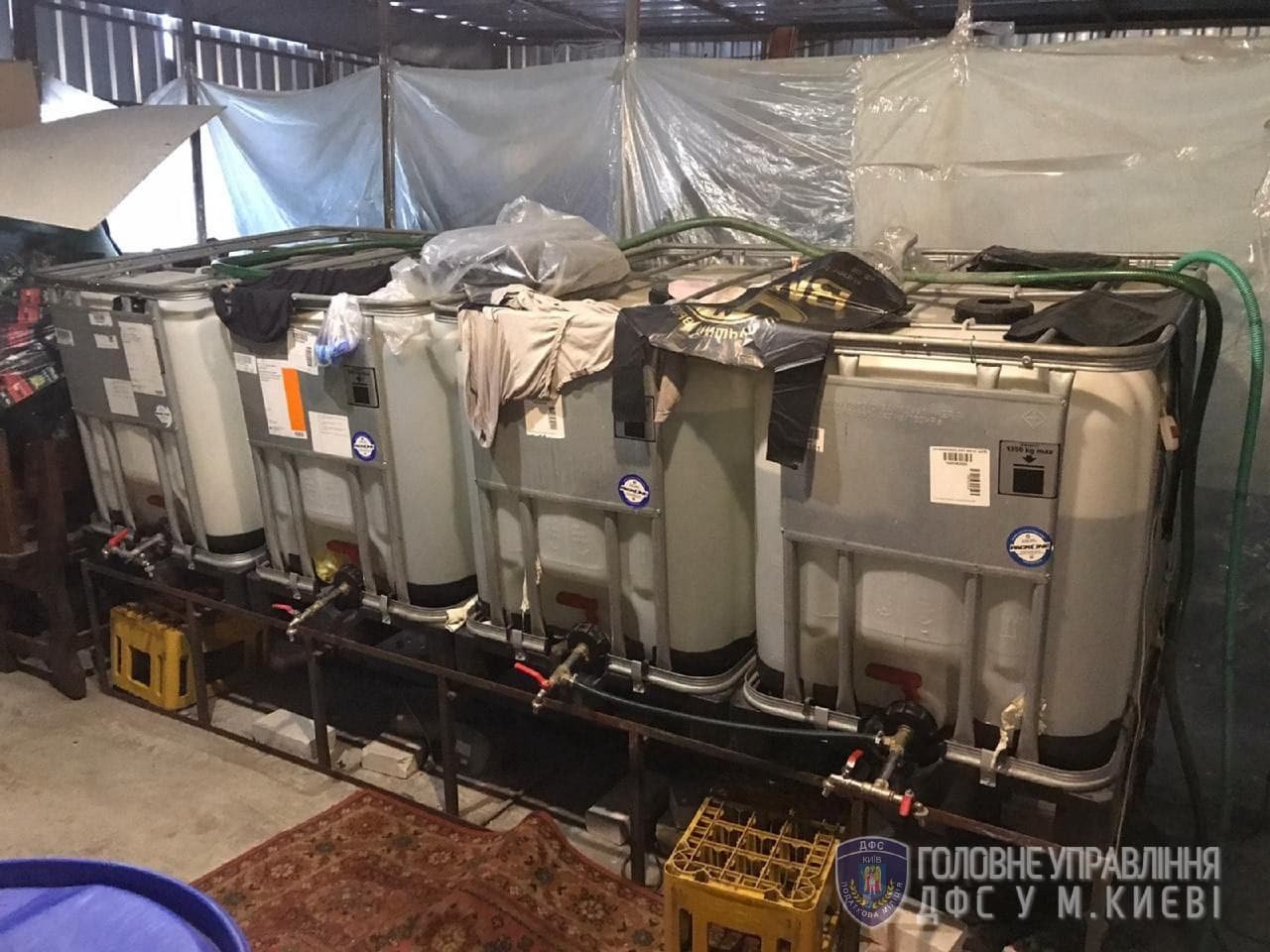 В Киеве подпольно изготовляли алкоголь и маскировали его под известные бренды 2