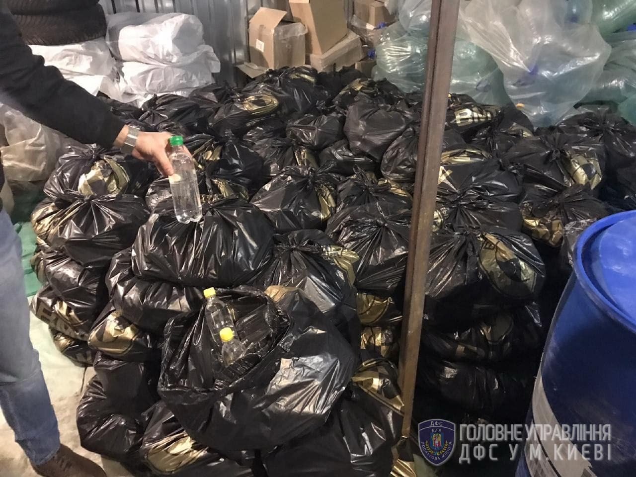 В Киеве подпольно изготовляли алкоголь и маскировали его под известные бренды 4
