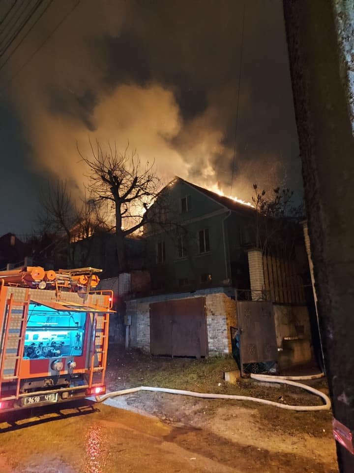 В Киеве на Голосеево вспыхнул частный дом: подробности пожара 2