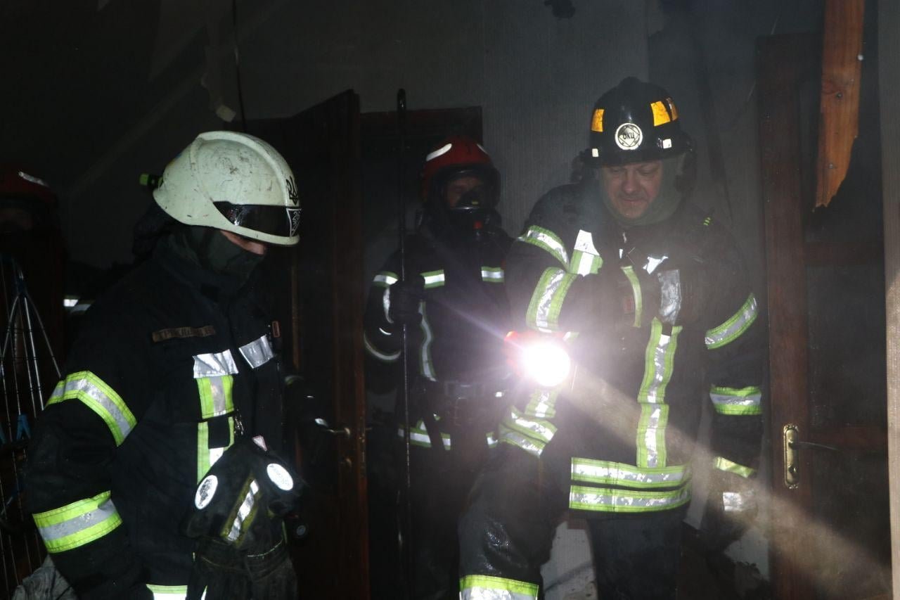 В Киеве на Голосеево вспыхнул частный дом: подробности пожара 3