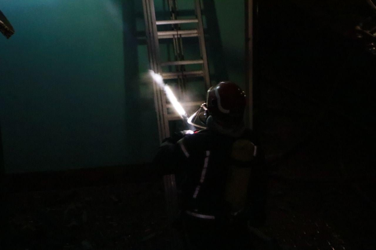 В Киеве на Голосеево вспыхнул частный дом: подробности пожара 4