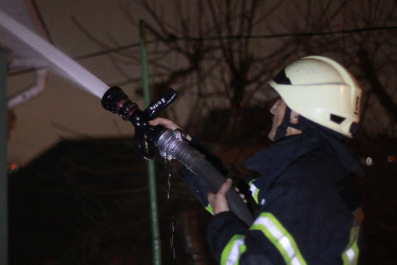 В Киеве на Голосеево вспыхнул частный дом: подробности пожара 5