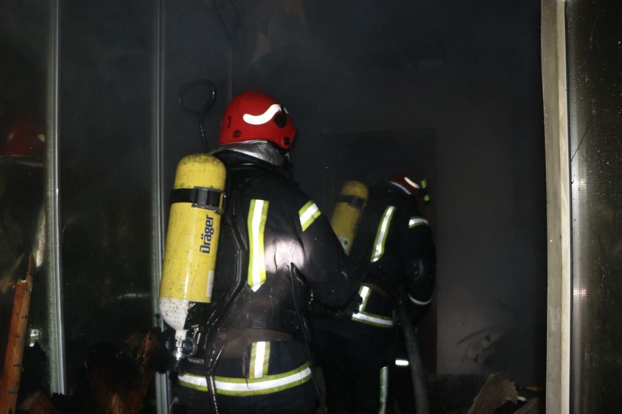 В Киеве на Голосеево вспыхнул частный дом: подробности пожара 6