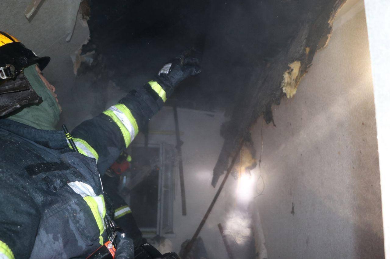 В Киеве на Голосеево вспыхнул частный дом: подробности пожара 7