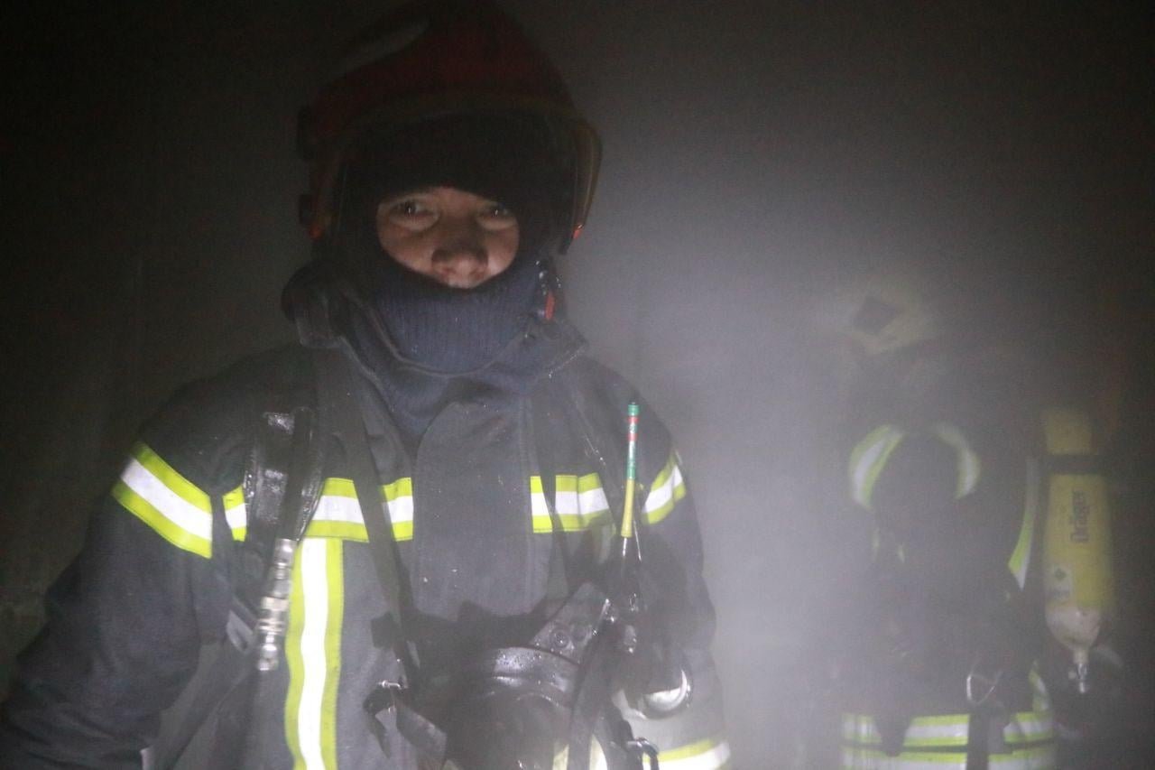 В Киеве на Голосеево вспыхнул частный дом: подробности пожара 8