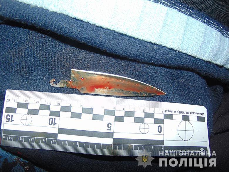 В Киеве сын убил мать, спрятал труп в диване и спал на нем: фото с места 1