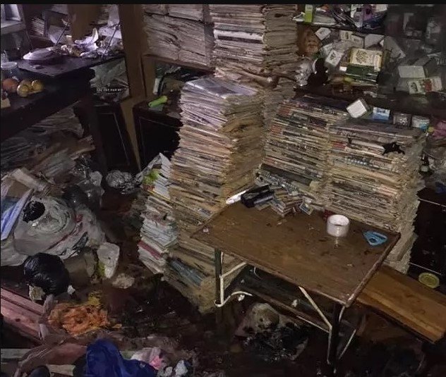 В Киеве в квартире с горой мусора вспыхнул пожар: хозяйка сгорела заживо 1