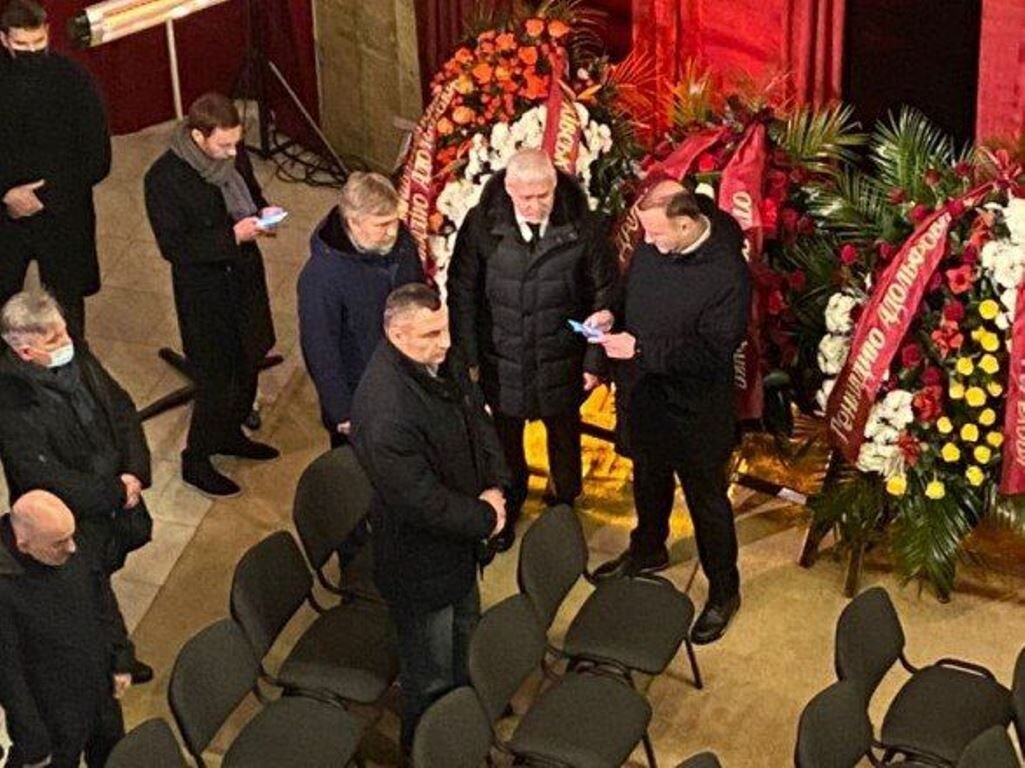 Кличко на похоронах Кернеса устроил фотосессию с поклонницей 1