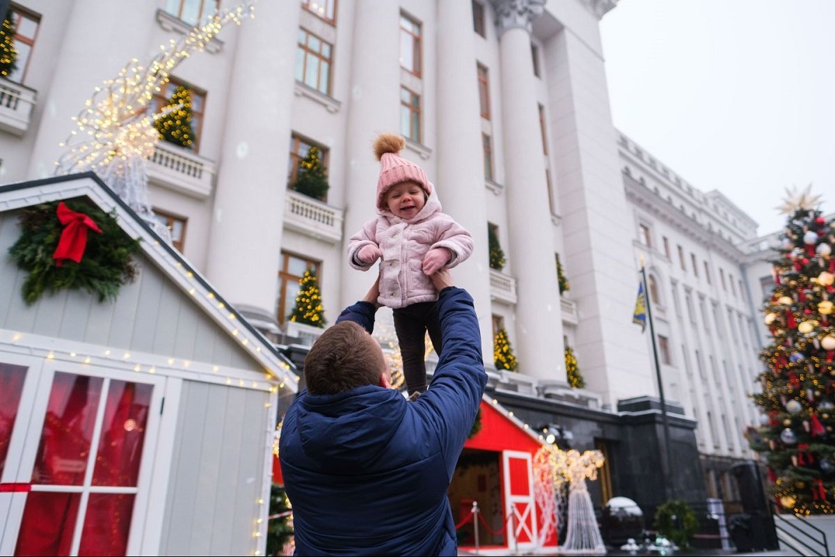 Бесплатный каток и фотозоны: что вас ждет в новогоднем городке возле Офиса Президента 1