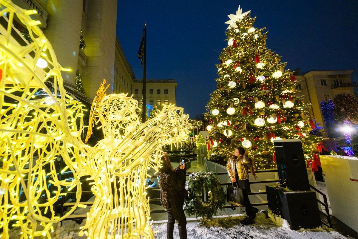 Бесплатный каток и фотозоны: что вас ждет в новогоднем городке возле Офиса Президента 5