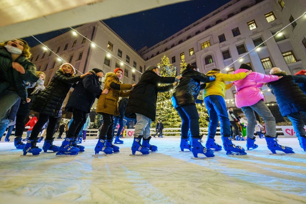 Бесплатный каток и фотозоны: что вас ждет в новогоднем городке возле Офиса Президента 7
