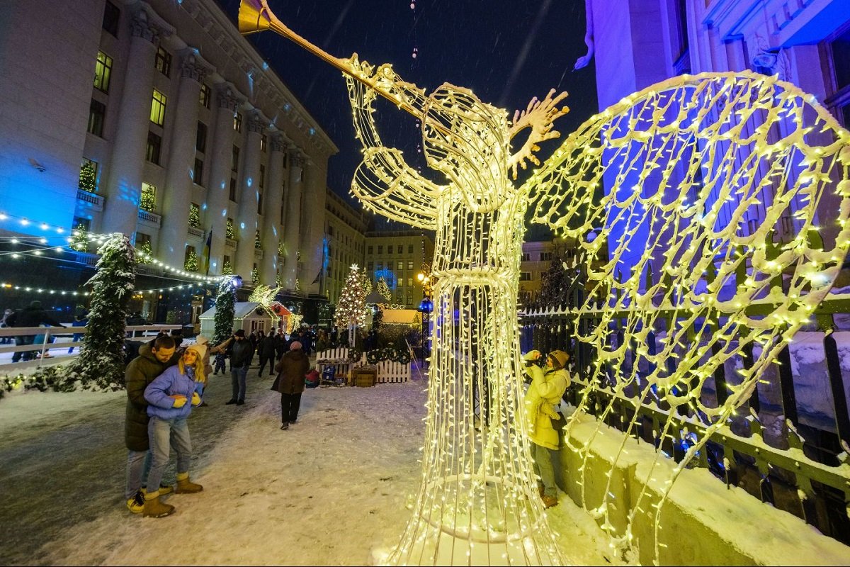 Бесплатный каток и фотозоны: что вас ждет в новогоднем городке возле Офиса Президента 8