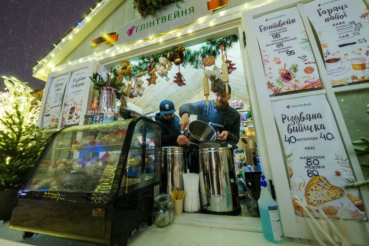 Бесплатный каток и фотозоны: что вас ждет в новогоднем городке возле Офиса Президента 10