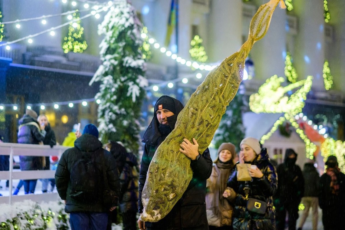 Бесплатный каток и фотозоны: что вас ждет в новогоднем городке возле Офиса Президента 12