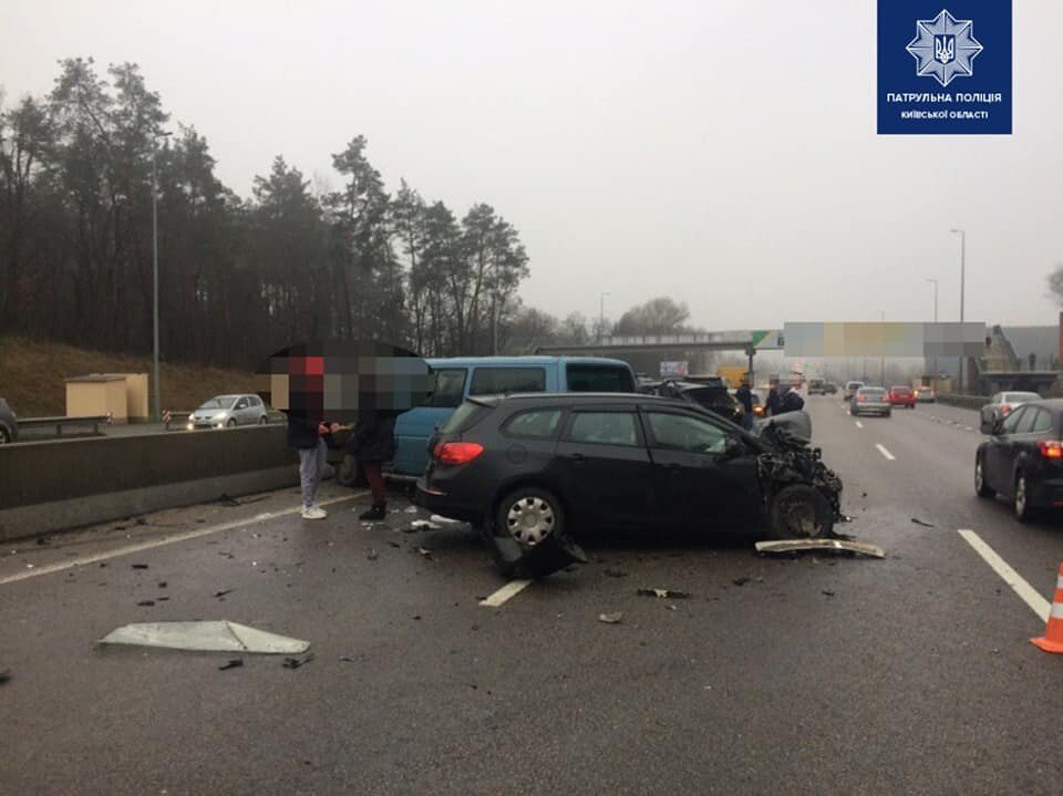Под Киевом произошло масштабное ДТП при участии восьми автомобилей 2