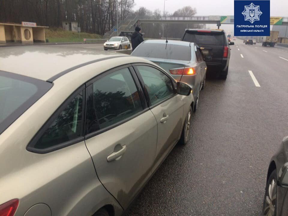 Под Киевом произошло масштабное ДТП при участии восьми автомобилей 3