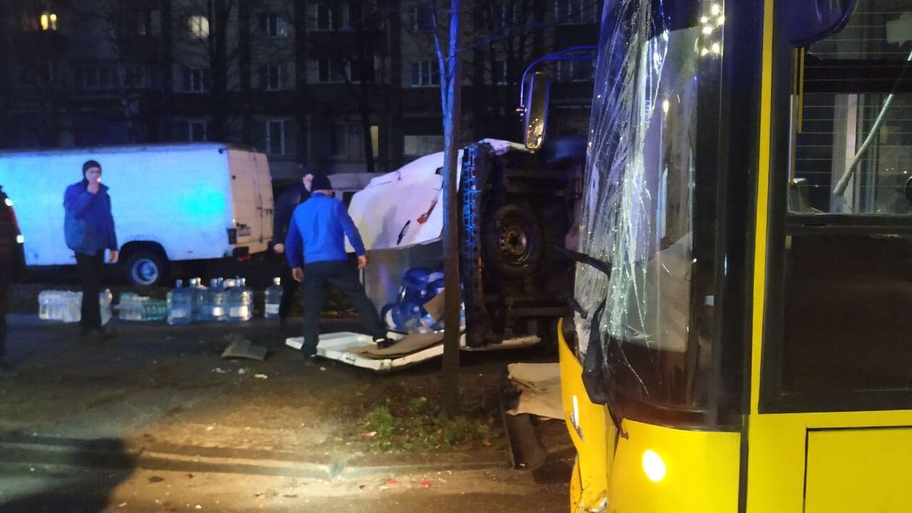 В Киеве спринтер протаранил автобус: на место съехались скорые и полиция 2