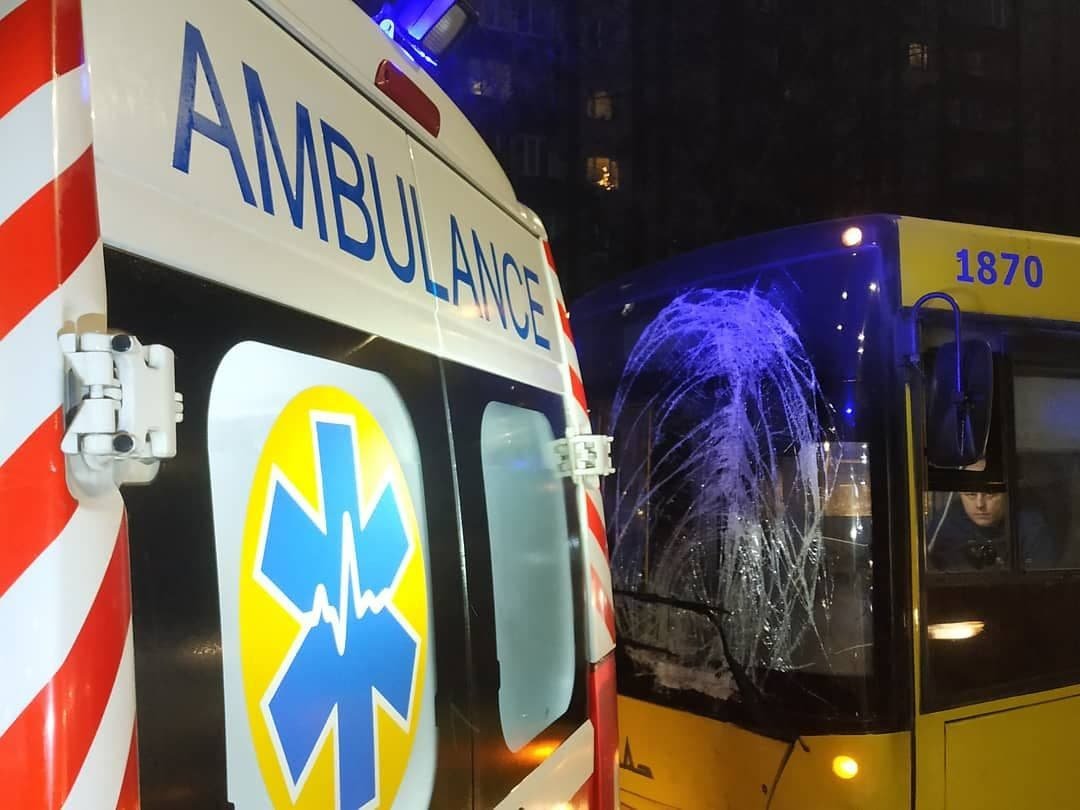 В Киеве спринтер протаранил автобус: на место съехались скорые и полиция 3