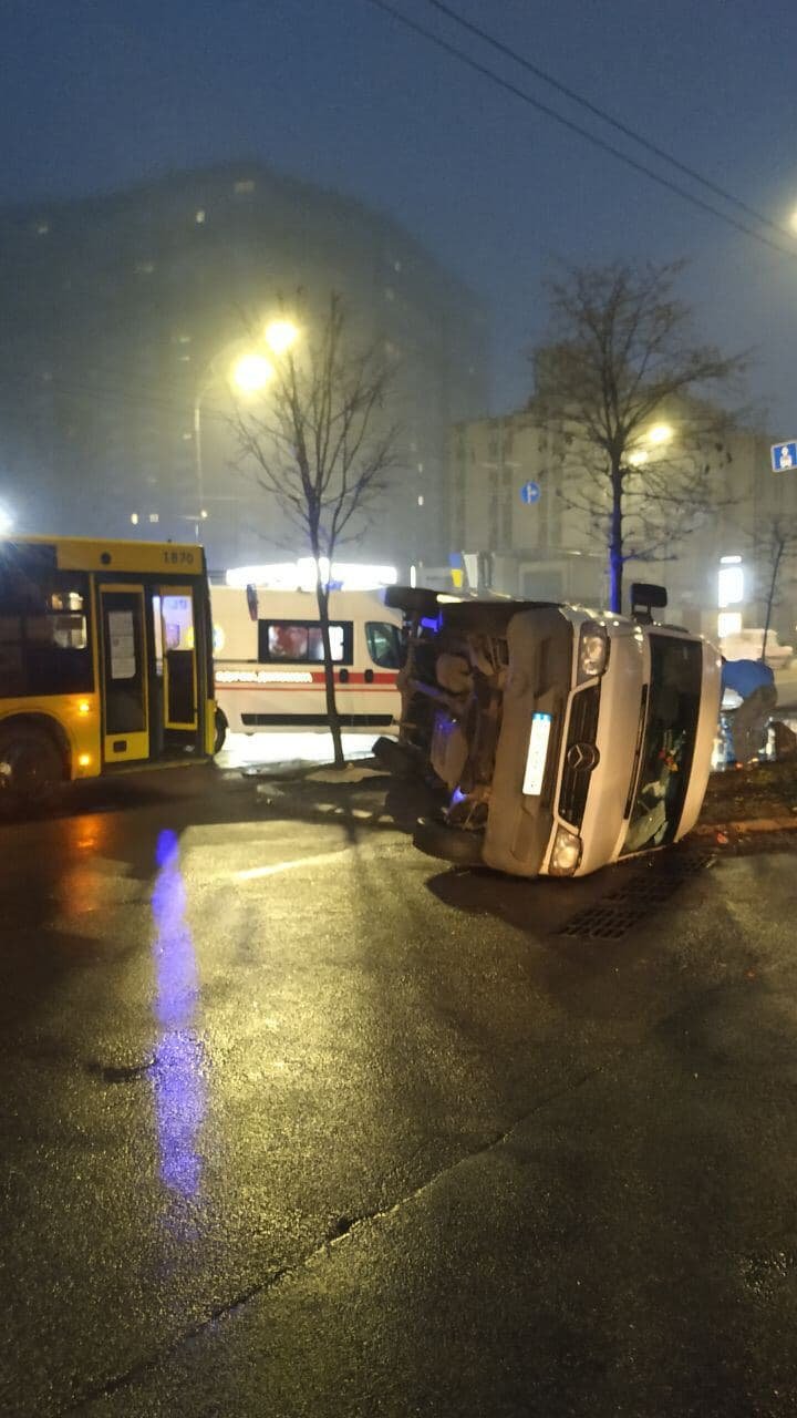 В Киеве спринтер протаранил автобус: на место съехались скорые и полиция 4