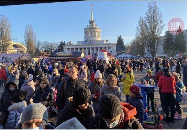 Посетители "Зимней страны" на ВДНГ строго нарушают карантин 1
