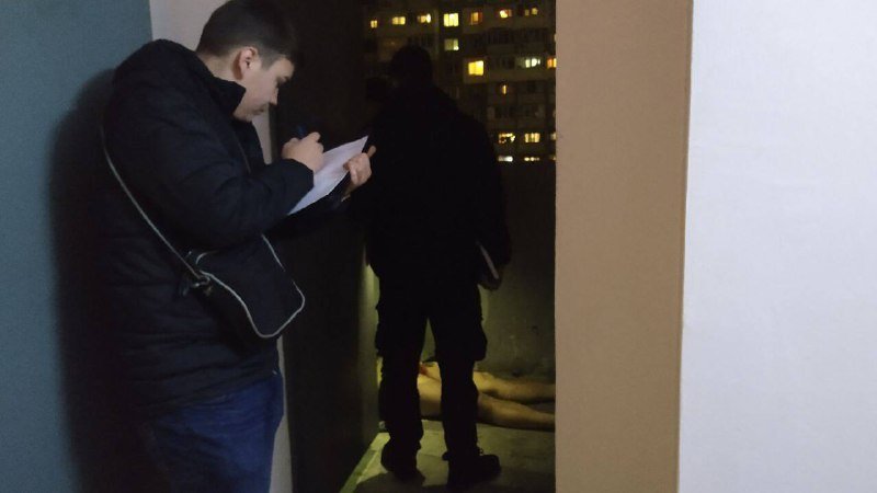 В Киеве на Троещине из горящей квартиры достали труп с ножевыми ранениями 1