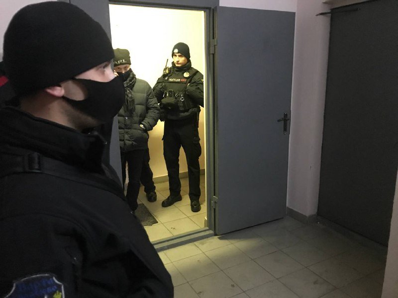 В Киеве на Троещине из горящей квартиры достали труп с ножевыми ранениями 2