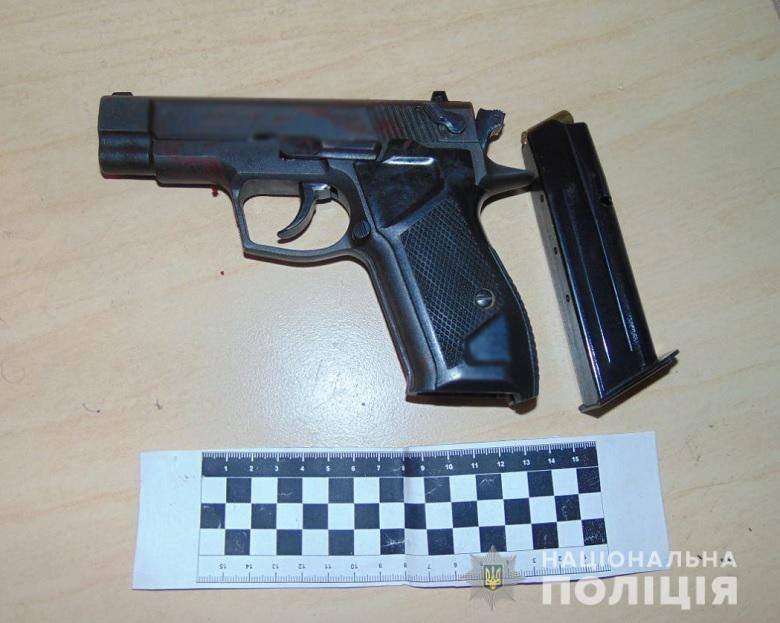 В Киеве во время новогоднего застолья сожитель выстрелил жене в голову из травмата 1