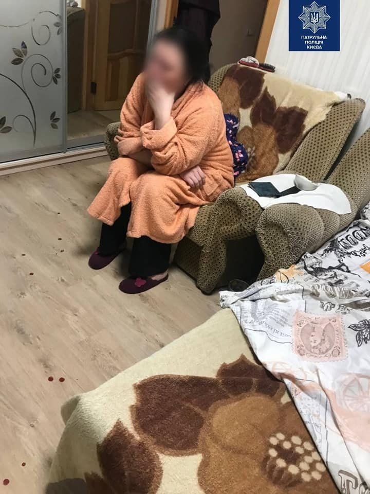 В Киеве муж ударил жену ногой в челюсть и получил в ответ утюгом по голове 1
