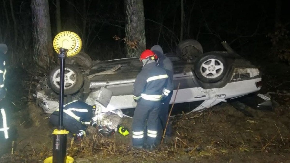 В Киеве Mercedes слетел в кювет и перевернулся на крышу: кадры с места 1
