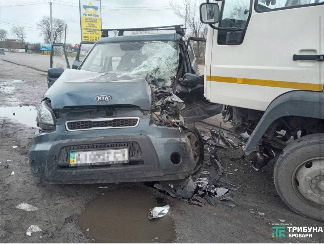 ДТП под Киевом: грузовик раздавил иномарку, есть пострадавшие 1