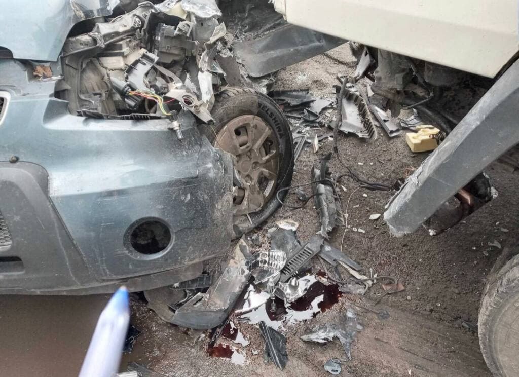 ДТП под Киевом: грузовик раздавил иномарку, есть пострадавшие 3