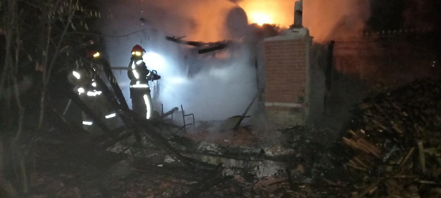 В Киеве в Святошинском районе вспыхнул частный сектор: кадры с места 1