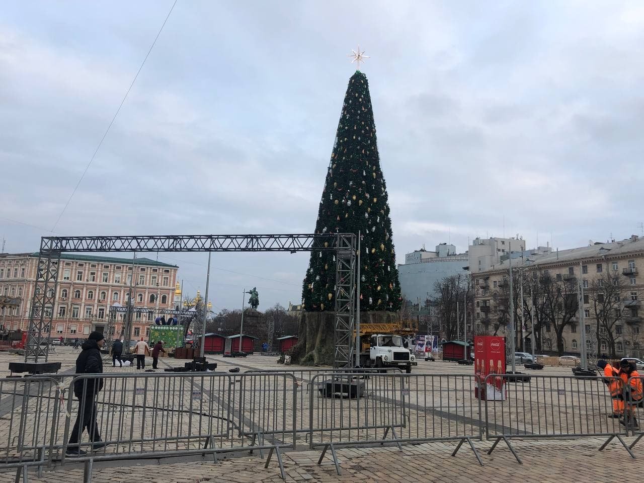 На Софийской площади начали демонтировать главную елку страны: кадры с места 1