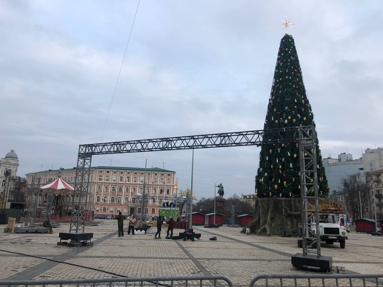 На Софийской площади начали демонтировать главную елку страны: кадры с места 2