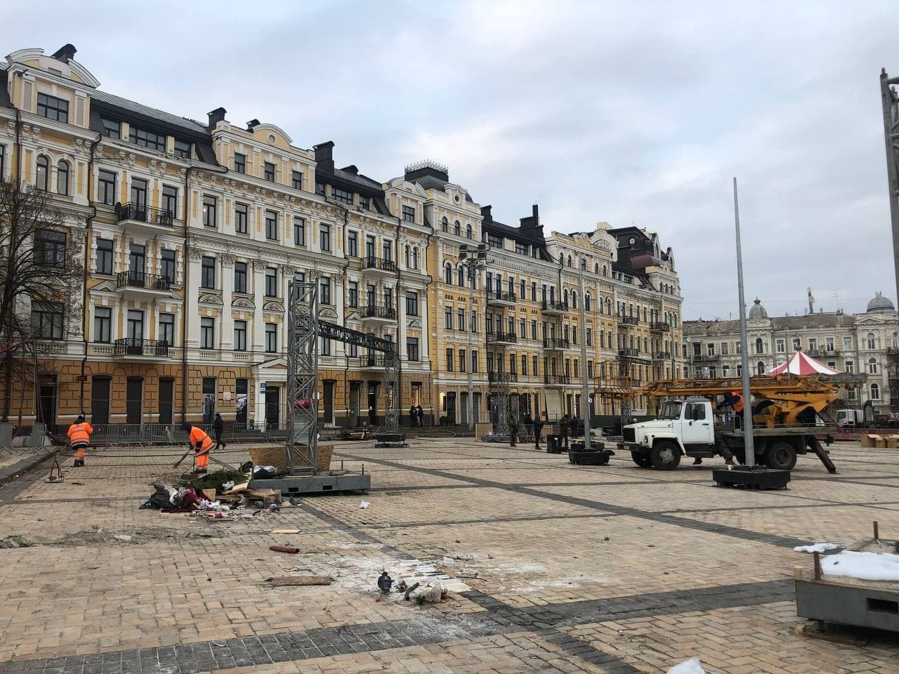 На Софийской площади начали демонтировать главную елку страны: кадры с места 3