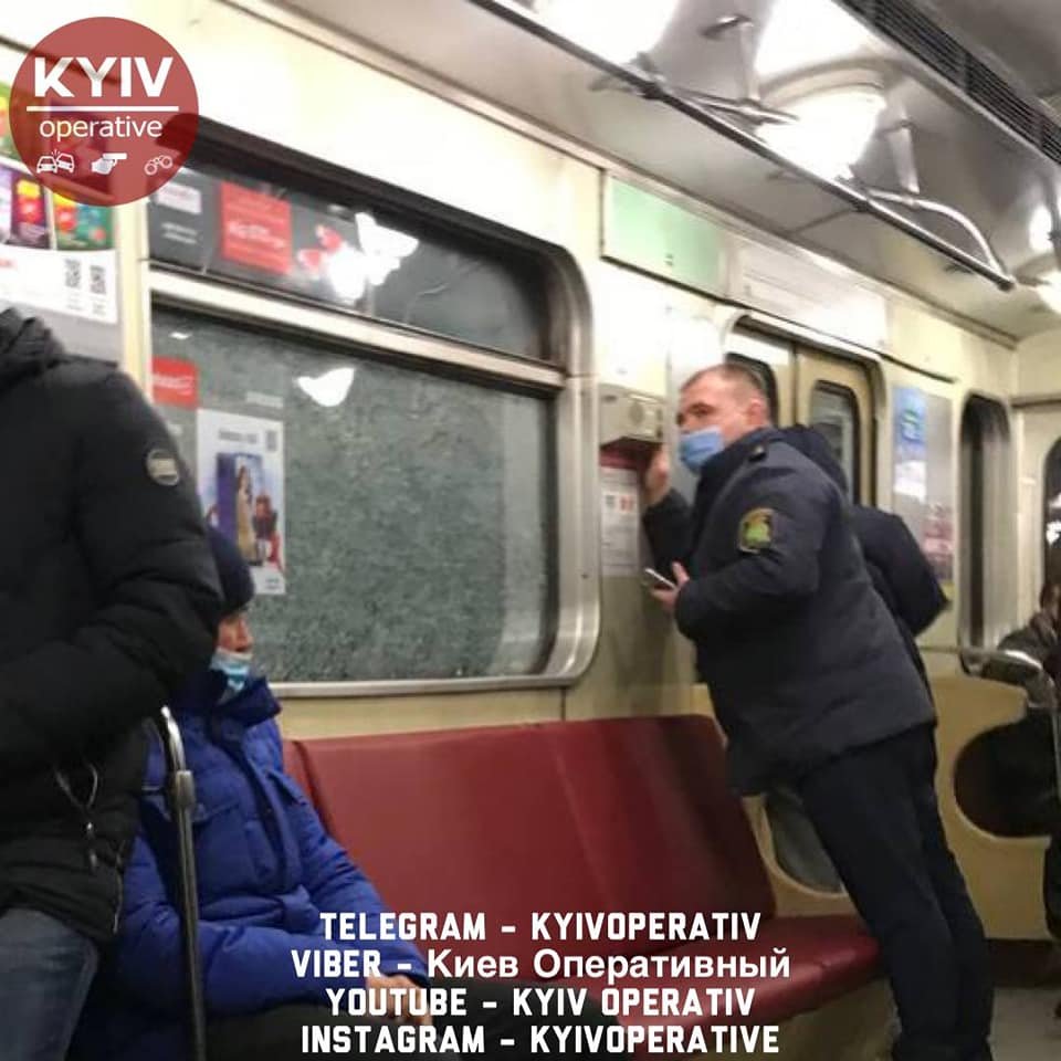 В Киеве вандалы разгромили вагоны метро с людьми: кадры с места 1
