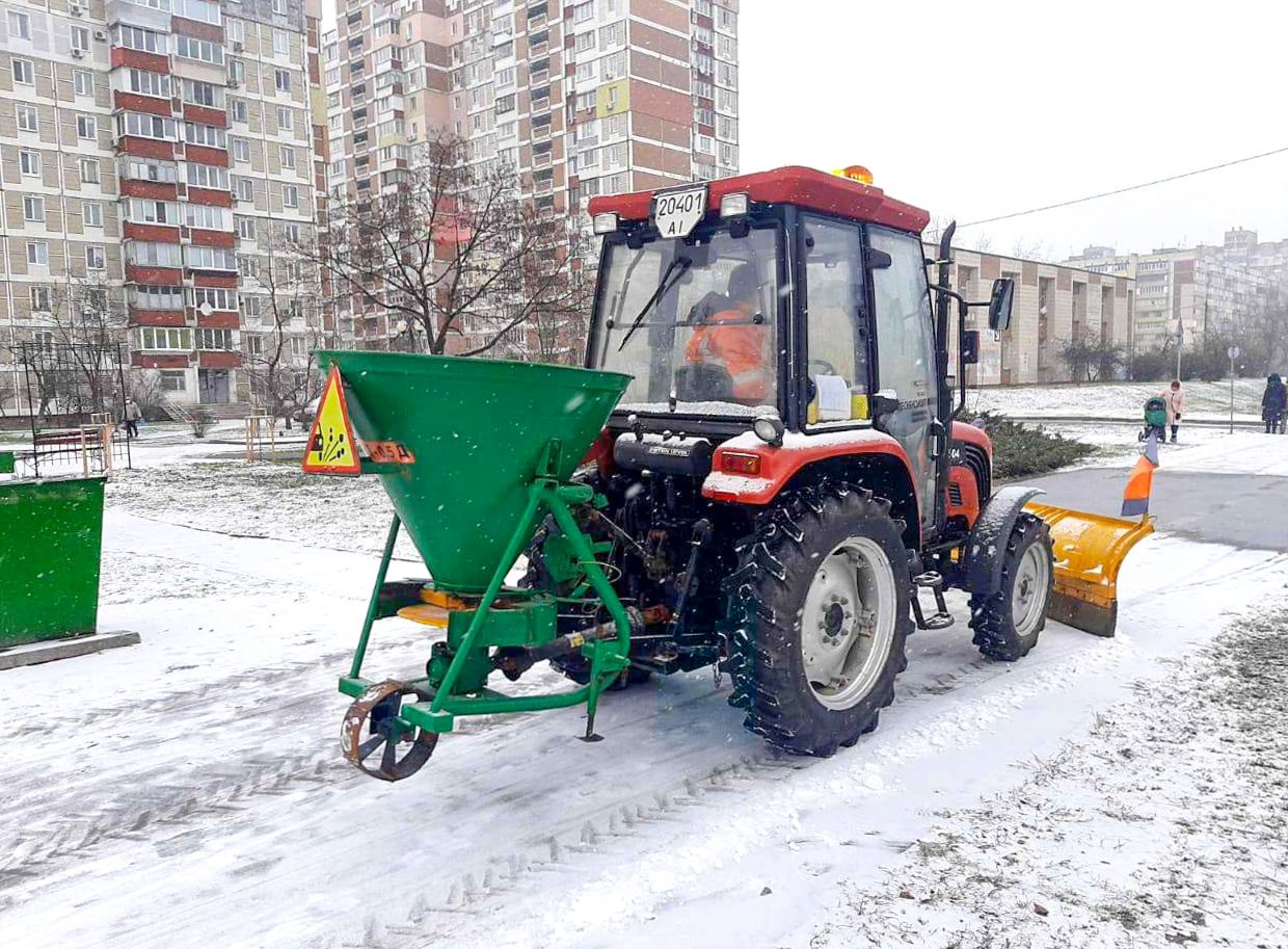 Киев продолжает засыпать снегом: на дороги города высыпали 250 тонн соли и песка 1