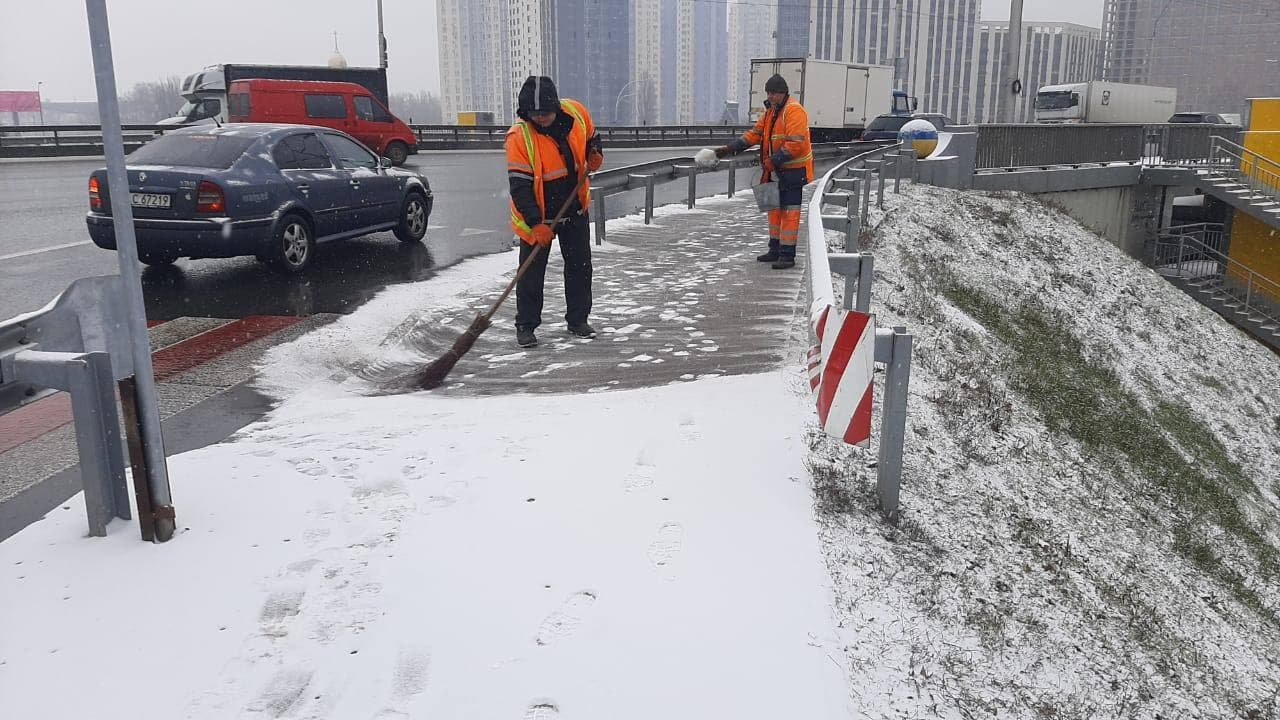 Киев продолжает засыпать снегом: на дороги города высыпали 250 тонн соли и песка 2