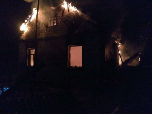 Под Киевом загорелся жилой дом, погибли мать и сын: кадры с места 1