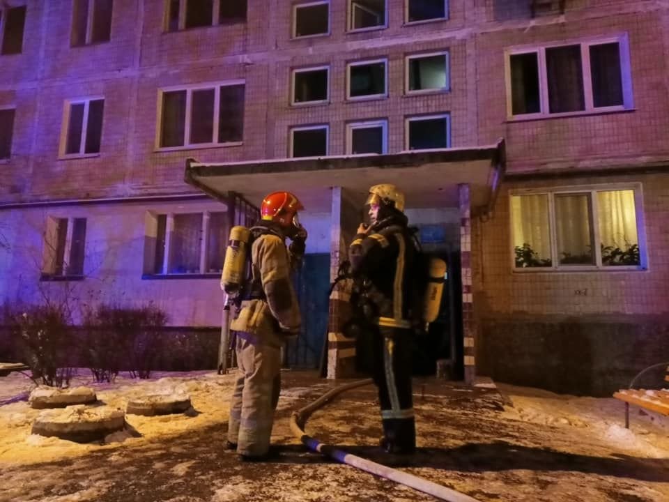 В Киеве в Святошинском районе загорелся дом: есть пострадавшие 1