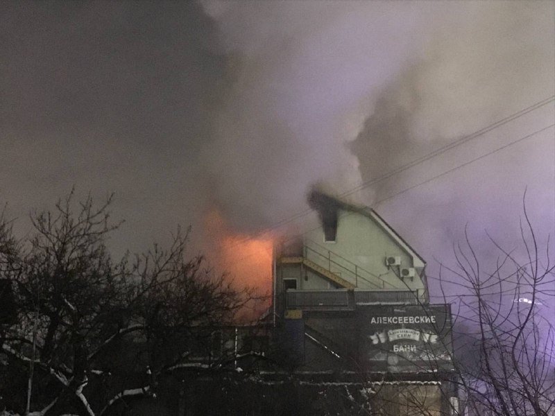 В Киеве на Осокорках горит трехэтажный жилой дом: дым виден на весь район 1