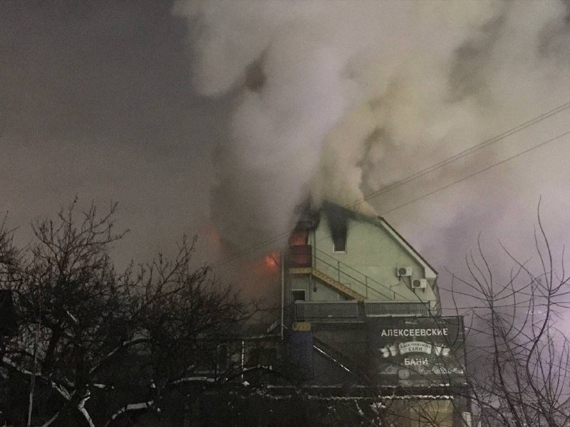 В Киеве на Осокорках горит трехэтажный жилой дом: дым виден на весь район 2